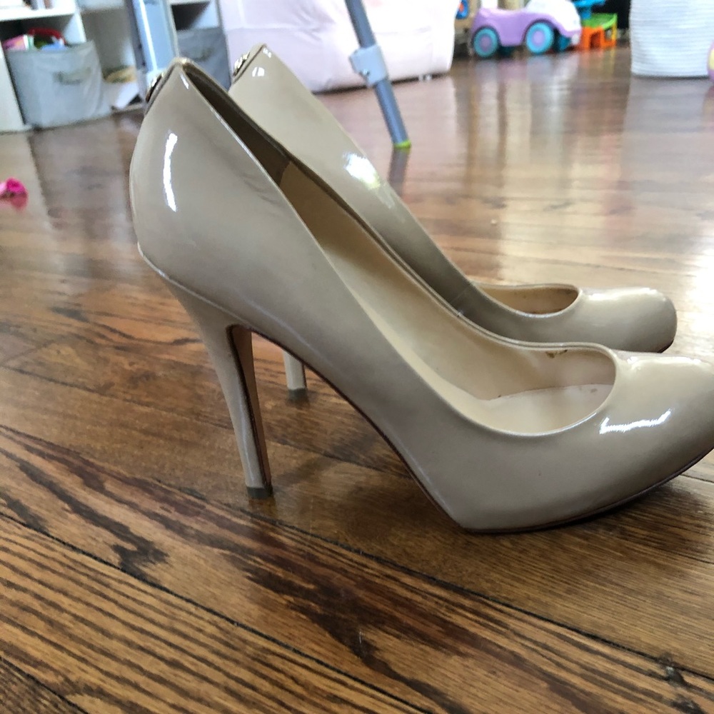 Nude patent leather pump